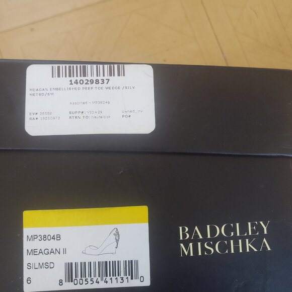 Badgley Mischka Grey to Silver Wedges Size 6 - Picture 5 of 5